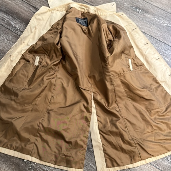 Authentic Burberry trench coat - Picture 12 of 16